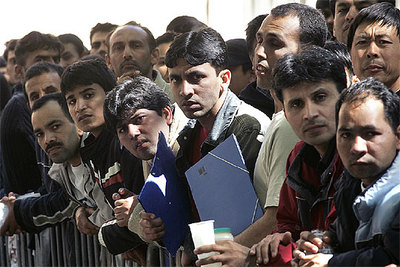 Los inmigrantes colapsan la oficina del parque de L'Espanya Industrial