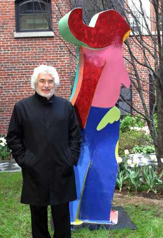 Cristóbal Gabarrón, ante su escultura  Dulcinea. 