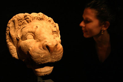 Cabeza de león romano-egipcia con atributos de Amón en la exposición  Aves y felinos. Artes comparadas .