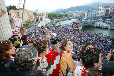 Miles de personas celebran la Superliga del Athletic femenino