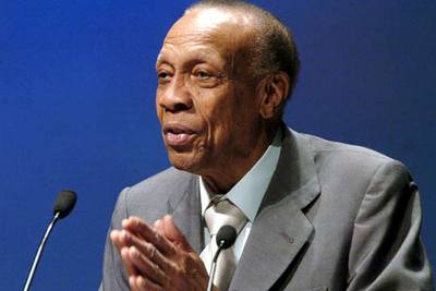 El octogenario pianista cubano Bebo Valdés recogió el premio a Fernando Trueba por  El milagro de Candeal. 