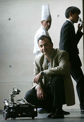 ERSP SCORPION: Sensores de infrarrojos y un sistema de visión artificial que reconoce las imágenes 3-D permiten a este robot de Evolution  navegar  sin perderse. Es una plataforma estándar de  software  para investigar nuevas funciones en los robots, explica su ingeniero Paolo Pirjanian.