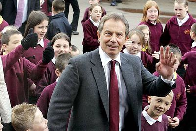 Tony Blair pasea entre niños durante su visita ayer a un colegio del norte de Inglaterra.