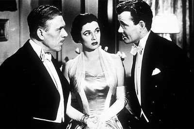 De izquierda a derecha, Leo G. Carrol, Ruth Roman y Robert Walker, en  Extraños en un tren. 