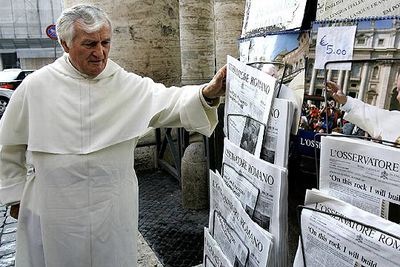 El padre Hejmo revisa el diario  L'Osservatore Romano , que dedicaba su portada al estado de salud de Juan Pablo II, el pasado 25 de febrero.