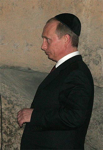 Vladímir Putin, ayer en Jerusalén, tocado con una  kipá. 