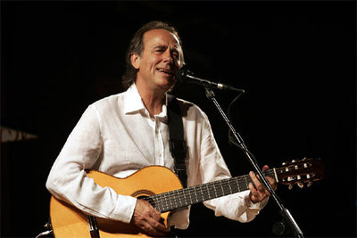 Serrat, durante la actuación para los pacientes y el personal médico de Vall d'Hebron.