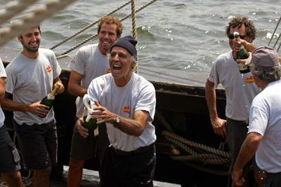 Los miembros de la tripulación de la nao  Victoria  celebran su llegada a Japón.