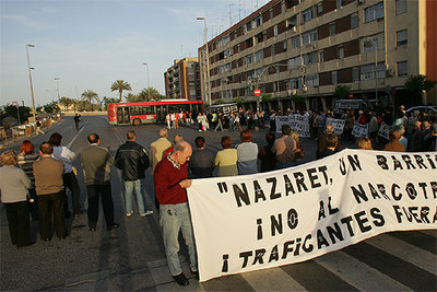 Vecinos de Natzaret, a última hora de la tarde de ayer, en el momento de cortar el tráfico en el puente de Astilleros.