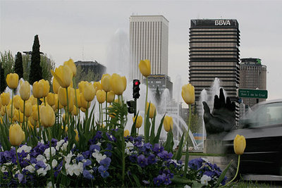 De izquierda a derecha, Torre Picasso, el edificio más alto de Madrid, de Minoru Yamasaki; la torre del BBVA, de Sáenz de Oiza, y Torre Europa, de Miguel Oriol. Delante, la escultura  Mano, de Fernando Botero.
