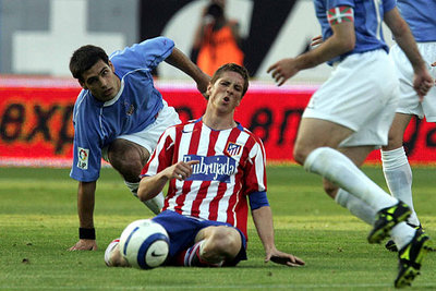 Fernando Torres se lamenta en el suelo tras recibir una entrada de Casas.
