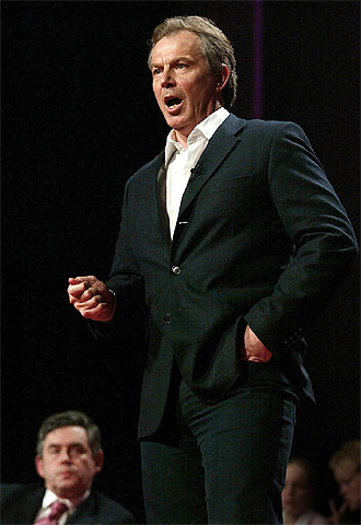 El primer ministro británico, Tony Blair, en un mitin, mientras Gordon Brown, responsable de Hacienda, le observa.