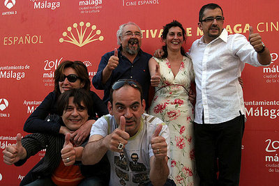 Abajo, de izquierda a derecha, Juan Cruz y José Corbacho, directores de  Tapas . Agachada, y a la izquierda, la actriz Elvira Mínguez. Y, de pie, de izquierda a derecha, los productores del filme, Julio Fernández, Luisa Matienzo  y Andreu Buenafuente.