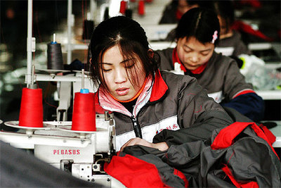 Unas mujeres trabajan en una fábrica textil de la ciudad de Suzhou, el pasado enero.