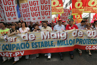Los secretarios de UGT y CC OO, Rafael Recuenco y Joan Sifre, en el centro, ayer, en la manifestación celebrada en Valencia. rnrn JORDI VICENTrnrnParticipantes en la marcha de Alicante.
