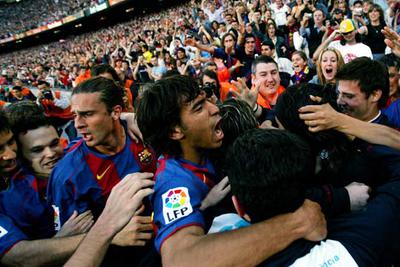 Oleguer, Iniesta, Motta y Gio acuden a abrazar a Eto'o, tapado delante de Gio, tras su gol.