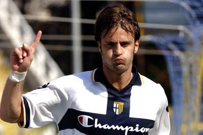 Alberto Gilardino celebra su cuarto gol en el partido entre el Parma y el Livorno (6-4).