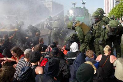 La policía alemana utilizó cañones de agua para dispersar a jóvenes de partidos de izquierda en Leipzig.