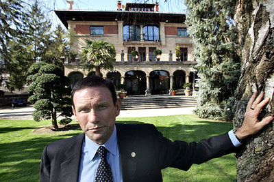 Juan José Ibarretxe, en su residencia de Ajuria Enea, durante la campaña electoral.rnrnJoseba Arregi, Begoña Lasagabaster, Rodolfo Ares, Ignacio Astarloa, Josu Erkoreka y Ramón Jáuregui.
