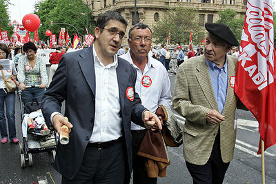 El líder del PSE, Patxi López (a la izquierda), ayer en la manifestación del Primero de Mayo en Bilbao.