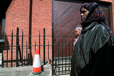 Dos mujeres musulmanas caminan por un barrio del sur de Londres.