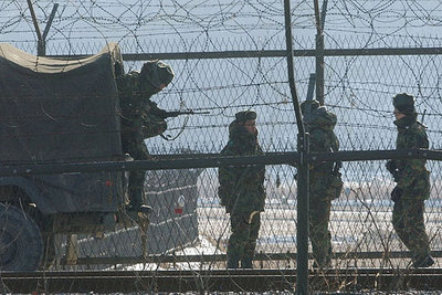 Soldados surcoreanos, tras la alambrada del cuartel de Imjingak, cerca de la frontera con Corea del Norte.