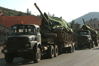 Camiones del Ejército sirio, cargados con tanques, abandonan el valle libanés de la Bekaa, la pasada semana.