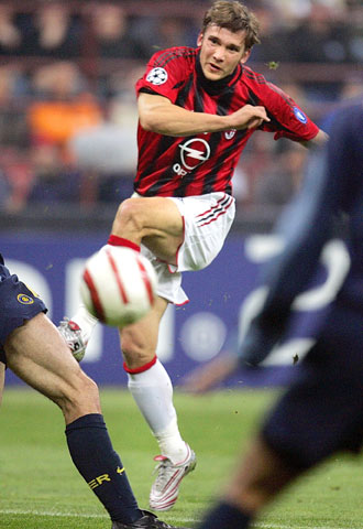 Shevchenko dispara en un partido de la 'Champions' ante el Inter.