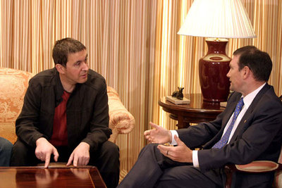 Ibarretxe y Otegi, durante su reunión en la sede de la Presidencia del Gobierno vasco.