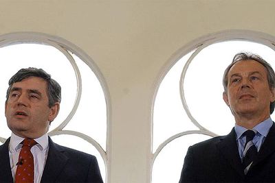 Tony Blair (a la derecha) y su ministro de Finanzas, Gordon Brown, se dirigen al público durante un acto electoral celebrado ayer en Gloucester.