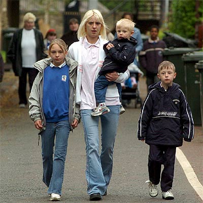 LA VIUDA DEL SOLDADO ACUSA A BLAIR.