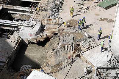 El socavón junto a las obras del metro, entre las calles López de Gomara y República Argentina, fue rellenado con hormigón.