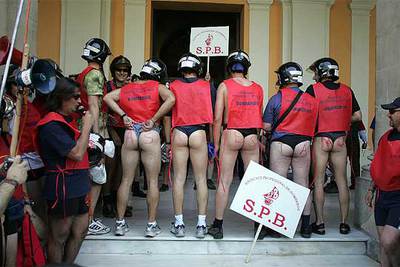LOS BOMBEROS SE QUITAN LOS PANTALONES COMO PROTESTA.
