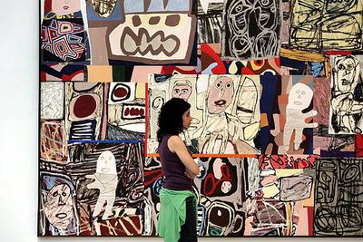 Una visitante, ayer, ante  Las implicaciones diarias , de Dubuffet, que se exhibe en el IVAM.