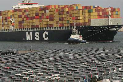 Un gigante procedente de Asia atraca en el Puerto de Valencia