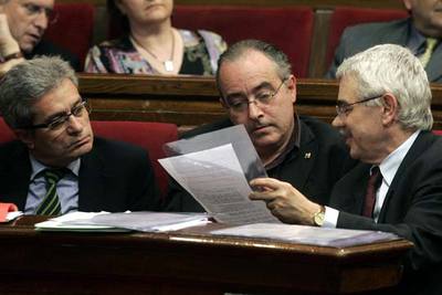 De izquierda a derecha, Joan Saura, Josep Bargalló y Pasqual Maragall, en el Parlamento catalán.