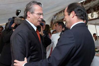 El juez Baltasar Garzón, a la izquierda, conversa con el ministro de Defensa, José Bono, en Nueva York.