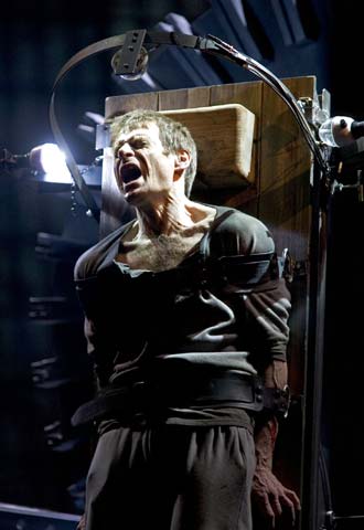 Simon Keenlyside, en una escena de  1984,  de Lorin Maazel.