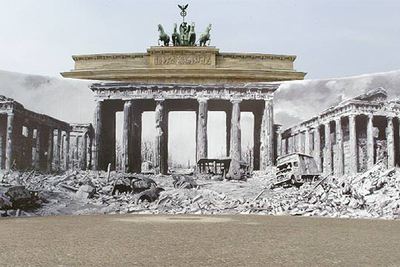 Un niño pasa ante una enorme fotografía colocada en la plaza de Pariser, de Berlín, que muestra las ruinas de la capital alemana al final de la II Guerra Mundial.