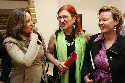 Pilar Estébanez (en el centro) recibe las felicitaciones de Trinidad Jiménez (izquierda) y Leire Pajín.