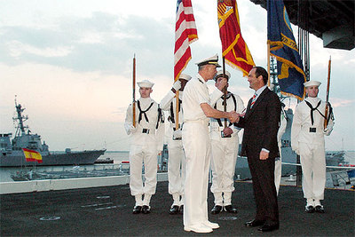 El ministro de Defensa, José Bono, saluda al comandante del portaaviones  Theodore Roosevelt,  Jonny L. Gree.