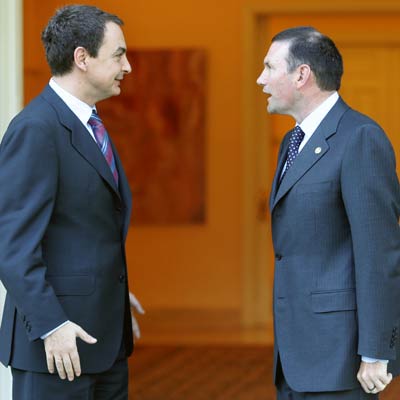 José Luis Rodríguez Zapatero y Juan José Ibarretxe se saludan en la entrada de La Moncloa.
