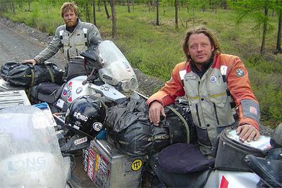 El actor Ewan McGregor, al fondo, con Charley Boorman en primer plano.