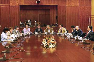 Los miembros de la ponencia y de la Mesa de la Comisión de Desarrollo Estatutario, en la reunión celebrada ayer.