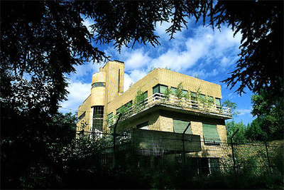Villa Cavrois, cerca de Lille, construida en 1930 por Robert Mallet-Stevens y declarada monumento histórico.rnrnEn París, casa-taller de Mallet-Stevens (1932) para Louis Barrillet.