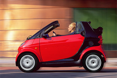 El Smart Fortwo lleva ya siete años en el mercado, cuenta con una versión descapotable y  sigue sin tener rival en el tráfico urbano.