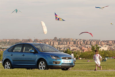 Elegido coche del año 2005 por la sección de Motor de  El Viajero,  el Ford Focus aparece fotografiado en el Parque Juan Carlos I de Madrid.