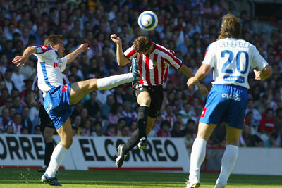 Iraola intenta, en situación arriesgada, cabecear el balón.