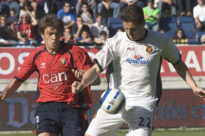 Milosevic y Ballesteros pugnan por el balón.