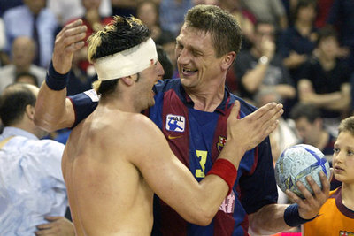 Romero, con la cabeza vendada, es felicitado por Xepkin tras la victoria.